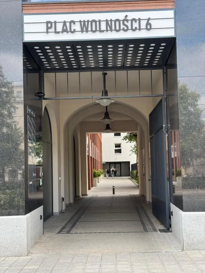 The arched gateway marked Plac Wolności 6